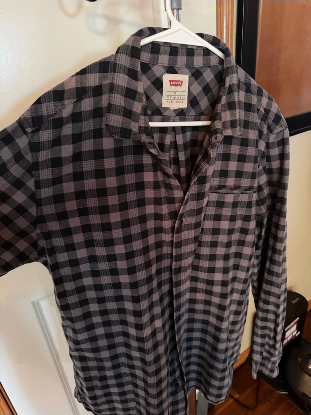 Levi's Men's Black & Gray Plaid Button-Down Shirt